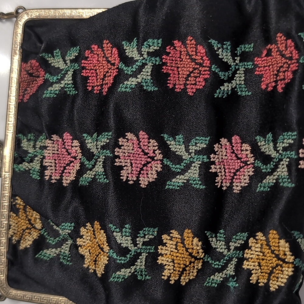 Vintage 1930's Embroidered Floral Evening Purse Black Satin Kiss-Lock Chain Bag - Picture 2 of 9